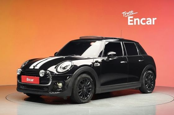 Mini Cooper 5Door Black Suit Edition 3rd — пробег 110 434 км — фото 1 из 5