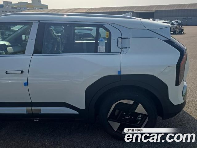 Kia EV3 Long Range 2WD Earth — пробег 4 км — фото 4 из 5