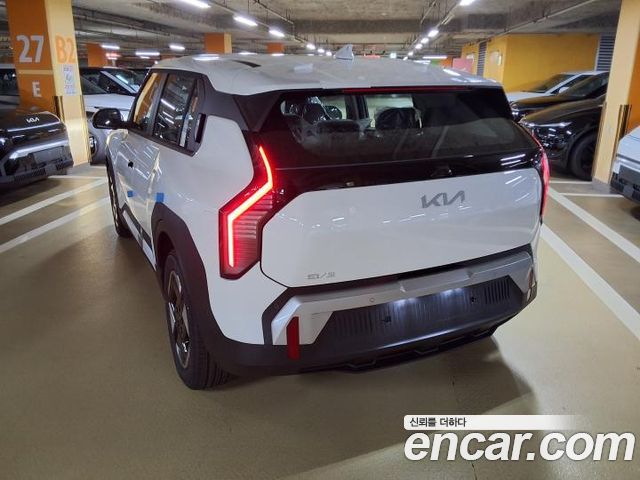 Kia EV3 Long Range 2WD AIr — пробег 5 км — фото 4 из 5