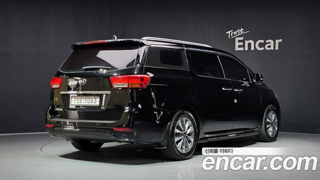 Kia Carnival 11-seater Noblesse — пробег 100 003 км — фото 2 из 5
