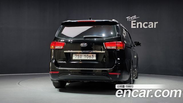 Kia Carnival 11-seater Noblesse — пробег 100 003 км — фото 4 из 5