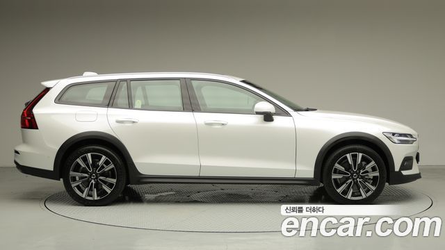 Volvo V60 B5 Ultimate AWD — пробег 1 216 км — фото 4 из 5