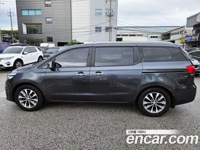 Kia Carnival 9-seater Luxury — пробег 187 672 км — фото 2 из 5