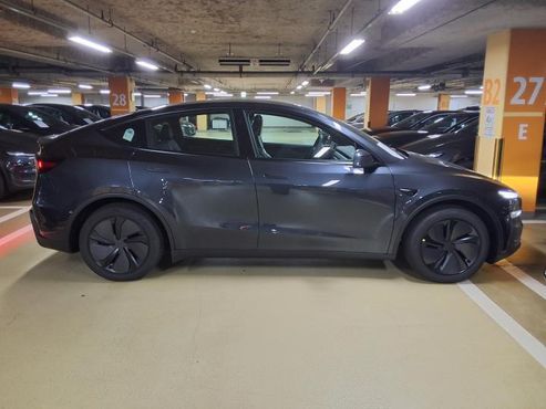 Tesla Model Y Premium RWD — пробег 8 км — фото 3 из 5