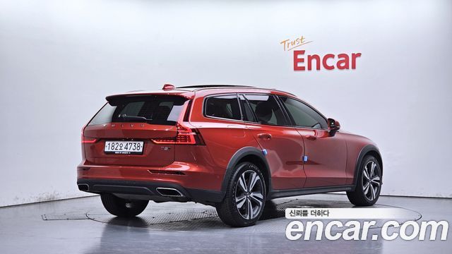 Volvo V60 T5 Pro AWD — пробег 65 841 км — фото 2 из 5