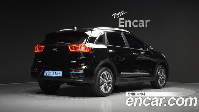 Kia Niro Prestige — пробег 68 282 км — фото 2 из 5