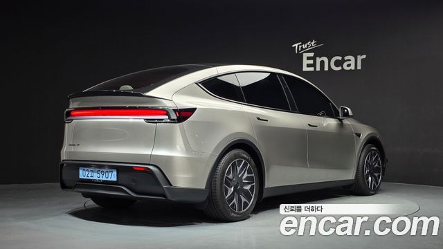 Tesla Model Y L Long Range AWD — пробег 3 578 км — фото 2 из 5
