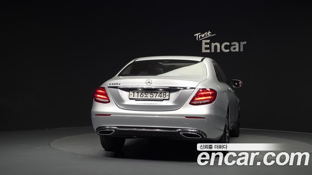 Mercedes-Benz E-Class E220d Avantgarde — пробег 151 730 км — фото 4 из 5