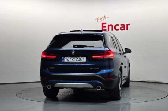 BMW X1 xDrive 20i xLine — пробег 42 581 км — фото 4 из 5