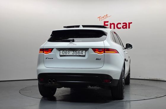 Jaguar F-PACE 20d Prestige — пробег 155 088 км — фото 4 из 5