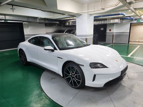 Porsche Taycan Base — пробег 10 500 км — фото 1 из 5