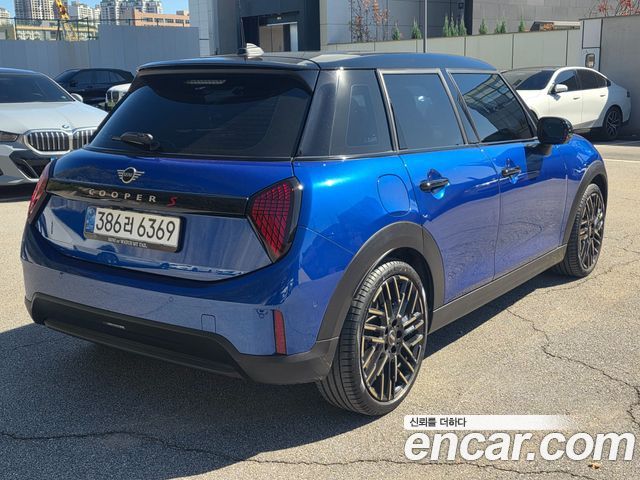 Mini Cooper 5 Door Favoured — пробег 4 026 км — фото 2 из 5