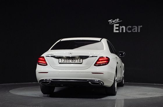 Mercedes-Benz E-Class E220d Avantgarde — пробег 102 498 км — фото 4 из 5